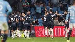 VIGO (PONTEVEDRA), 23/01/2024.- Los jugadores de la Real Sociedad celebran el segundo gol del equipo ante el Celta, durante el partido de cuartos de final de la Copa del Rey que Celta de Vigo y Real Sociedad disputan este martes en Balaídos, Vigo (Galicia). EFE/ Salvador Sas
