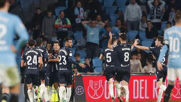 VIGO (PONTEVEDRA), 23/01/2024.- Los jugadores de la Real Sociedad celebran el segundo gol del equipo ante el Celta, durante el partido de cuartos de final de la Copa del Rey que Celta de Vigo y Real Sociedad disputan este martes en Balaídos, Vigo (Galicia). EFE/ Salvador Sas
