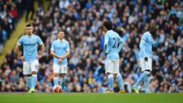 MALOS RESULTADOS. Agüero y Silva se lamentan en la medular por un gol recibido.