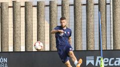 David Junc&agrave; golpea el bal&oacute;n durante un entrenamiento del Celta en las instalaciones de A Madroa.