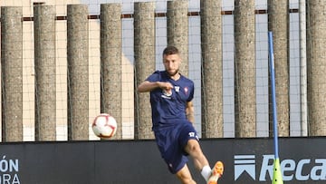 David Junc&agrave; golpea el bal&oacute;n durante un entrenamiento del Celta en las instalaciones de A Madroa.