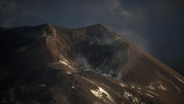 The Cumbre Vieja volcano, covered with ash, is pictured from Tajuya, on the Canary Island of La Palma, on December 15, 2021. - The volcanic eruption on the Spanish island of La Palma has shown its first sign it might be coming to an end after nearly three