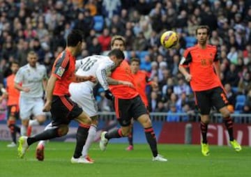 Otra vez con la cabeza, James logró el 1-1 parcial entre el Real Madrid y la Real Sociedad.