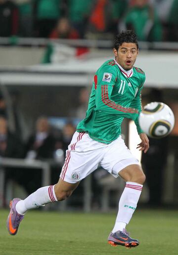 Debutó con el Tri a los 18 años, 6 meses y 14 días en el mismo partido que Giovani Dos Santos, ante Brasil en 2007.