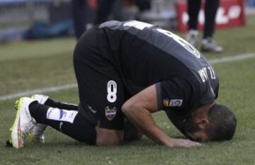 El centrocampista marroquí del Levante Nabil El Zhar celebra el gol marcado al Atlético de Madrid, durante el partido de la decimoséptima jornada de Liga de Primera División
