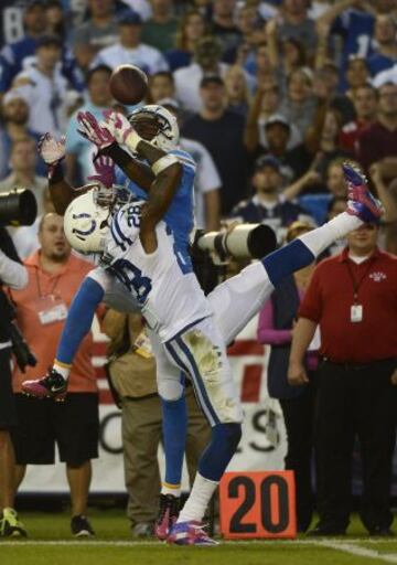 Vincent Brown de los San Diego Chargers atrapa el balón contra Greg Toler de los Indianapolis Colts