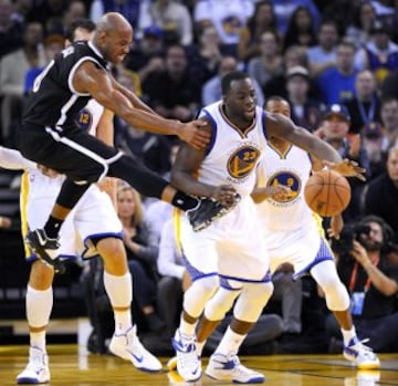 Draymond Green captura el balón ante el escorzo de Jarrett Jack.