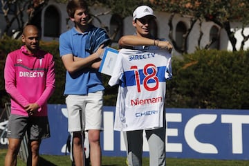 El golfista chileno Joaquin Niemann realiza visita a un entrenamiento del equipo de futbol de Universidad Catolica en el estadio San Carlos de Apoquindo de Santiago, Chile.