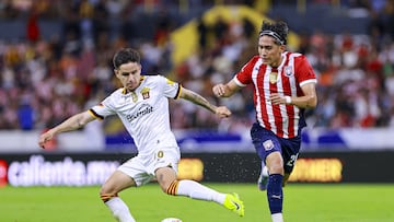 Edson Torres (L) of Leones Negros fights for the ball with Ariel Ochoa (R) of Tapatio during the first leg final match between CD Tapatio and Leones Negros de la UDG as part of the Campeon de Campeones Liga BBVA Expansion MX, at Jalisco Stadium on May 31, 2025 in Guadalajara, Jalisco, Mexico.