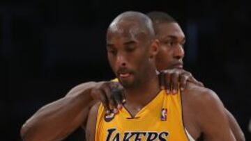 Kobe Bryant, tras su lesión en el tendón de Aquiles, tuvo que seguir el partido desde casa, donde escribió ciertos 'tuits' que generaron polémica.
