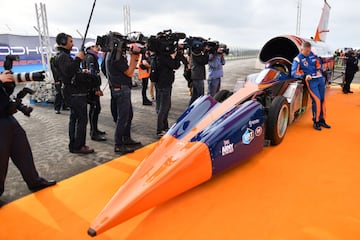 El Bloodhound SSC Supersonic diseñado por el aerodinamista de 87 años Ron Ayers en colaboración con Richard Noble, tiene previsto alcanzar el récord de los 1.609 kilómetros por hora en el desierto Hanskeen Pan de Sudáfrica.