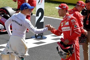 Sebastian Vettel estrecha la mano con Valtteri Bottas.