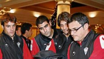 <b>EN BUSCA DE LA HAZAÑA. </b>La expedición del Alicante se registra ayer a su llegada al hotel NH Nacional de Atocha.