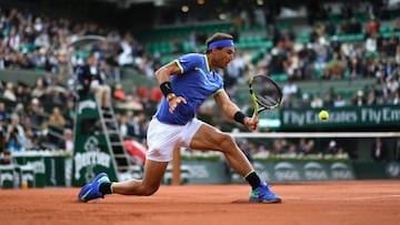 Rafa Nadal, deslizando para golpear una bola en Roland Garros.