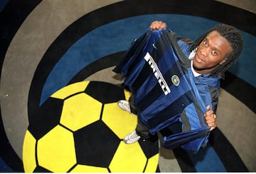 Llegó al Inter de Milan en la temporada 99/00 y estuvo hasta la 01/02.
