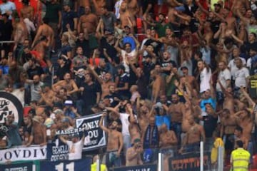 La afición del Nápoles celebra el gol del eslovaco Marek Hamsik durante el partido de vuelta de la fase previa de la Liga de Campeones que Athletic Club y Nápoles disputan esta tarde en el estadio de San Mamés, en Bilbao. 