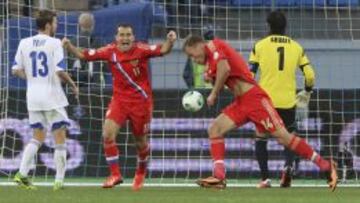 GOLEADA. Kerzhakov y Berezutskyi celebran un gol de Rusia a Israel en su cruce camino del Mundial.