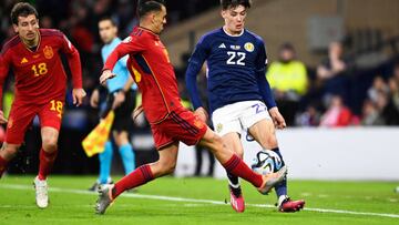 Dani Ceballos, en un lance del encuentro entre España y Escocia disputado en Glasgow.