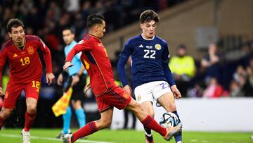 Dani Ceballos, en un lance del encuentro entre España y Escocia disputado en Glasgow.