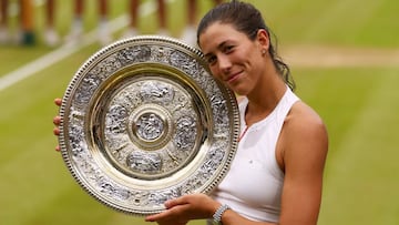LONDON, ENGLAND - JULY 15: Garbine Muguruza of Spain celebrates victory with the trophy after the Ladies Singles final against Venus Williams of The United States on day twelve of the Wimbledon Lawn Tennis Championships at the All England Lawn Tennis and