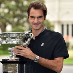 El momento en que Federer posa con su nuevo Grand Slam