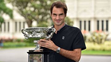 Roger Federer of Switzerland holds the championship trophy during a photo opportunity the day after winning the Australian Open men's singles final for his 18th career Grand Slam in Melbourne on January 30, 2017. / AFP PHOTO / SAEED KHAN / IMAGE RESTRICTED TO EDITORIAL USE - STRICTLY NO COMMERCIAL USE