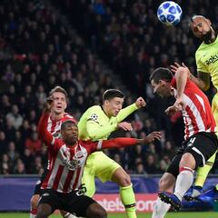 Vidal deslumbra y Barcelona gana su grupo en la Champions
