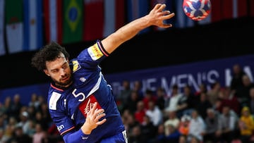 Nedim Remili disparando en un partido entre Francia y Catar.