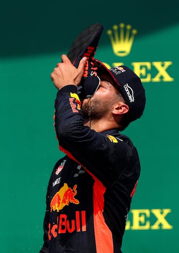 Daniel Ricciardo bebe champagne de su calzado deportivo.