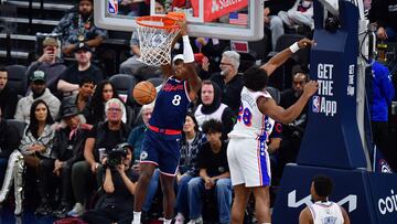 Los Angeles Clippers guard Kris Dunn (8) dunks for the basket against Philadelphia 76ers forward Guerschon Yabusele (28) during the second half at Intuit Dome.
