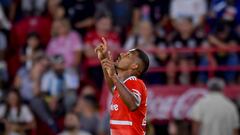 BUENOS AIRES, ARGENTINA - APRIL 09: Salomon Rondon of River Plate celebrates after scoring the team´s first goal during a Liga Profesional 2023 match between Huracan and River Plate at Tomas Adolfo Duco Stadium on April 9, 2023 in Buenos Aires, Argentina. (Photo by Marcelo Endelli/Getty Images)
