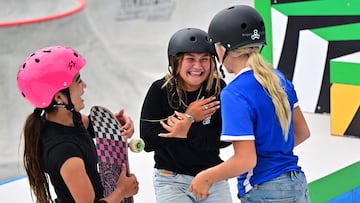 Paris 2024 Olympics - Olympic Qualifier Series 2024 Budapest - Skateboarding - Budapest, Hungary - June 23, 2024 Australia's Arisa Trew celebrates after winning the women's park final along with second placed Britain's Sky Brown and Finland's Heili Sirvio REUTERS/Marton Monus