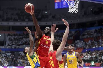 Usman Garuba durante el encuentro frente a la selección brasileña. 