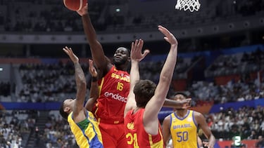 Usman Garuba lucha un rebote ante la mirada de Juan Núñez durante el partido del Mundial frente a Brasil.