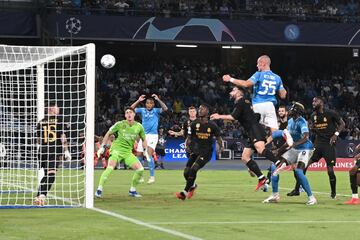 1-0. Mala salida de Kepa Arrizabalaga en un córner y tras un rechace, el balón golpea en el larguero, Leo Ostigard llega en carrera y remata de cabeza para anotar el primer gol.