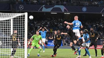 1-0. Mala salida de Kepa Arrizabalaga en un córner y tras un rechace, el balón golpea en el larguero, Leo Ostigard llega en carrera y remata de cabeza para anotar el primer gol.