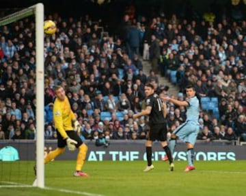 Manchester City sólo salvó un empate en la agonía ante Hull City.

