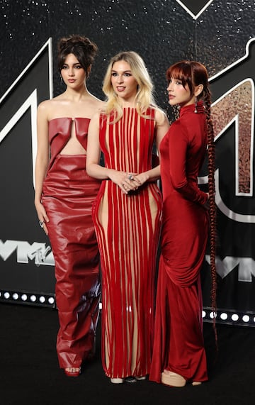 La banda de rock mexicana, The Warning, posa en la alfombra de los MTV Video Music Awards.