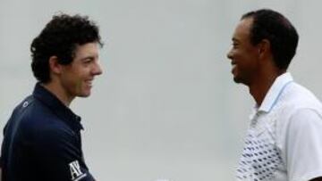 Rory McIlroy (izda.) y Tiger Woods en un torneo en septiembre.