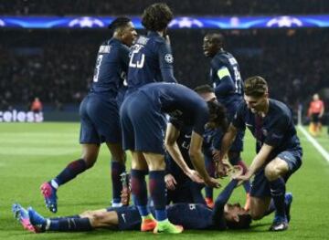 Los jugadores del PSG celebrando el gol 1-0 de Di María