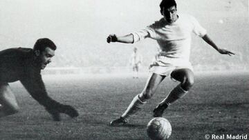 Pachín trata de controlar el balón durante un partido del Real Madrid.