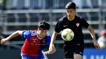 Diego Fernández Talaverón, a la derecha, ante el Basilea.