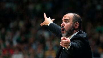 BADALONA (BARCELONA), 12/06/2023.- El entrenador del Real Madrid Chus Mateo durante el cuarto partido de las semifinales de la Liga ACB que Joventut de Badalona y Real Madrid juegan hoy lunes en el Olímpico de Badalona. EFE/Alejandro García
