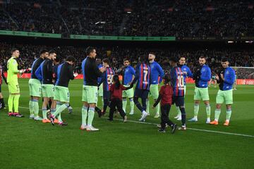 Los jugadores del Getafe hacen el pasillo al Barcelona como campeón de la Supercopa de España 2023.