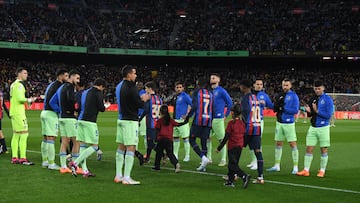 Los jugadores del Getafe hacen el pasillo al Barcelona como campeón de la Supercopa de España 2023.