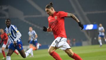Benfica&#039;s Uruguayan forward Darwin Nunez  (R) runs with the ball next to FC Porto&#039;s Portuguese defender Nanu  during the Portuguese League football match between FC Porto and SL Benfica at the Dragao stadium in Porto on January 15, 2021. (Photo 