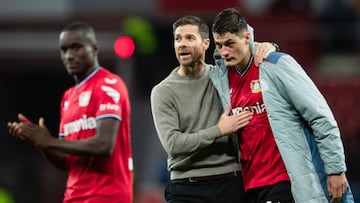 Xabi Alonso, con Patrik Schick y Moussa Diaby.