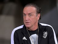 Cuca entrenando al Santos.