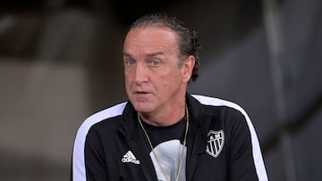 Cuca entrenando al Santos.