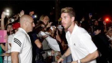 Varane entra en el once por Sergio Ramos y Essien, por Özil